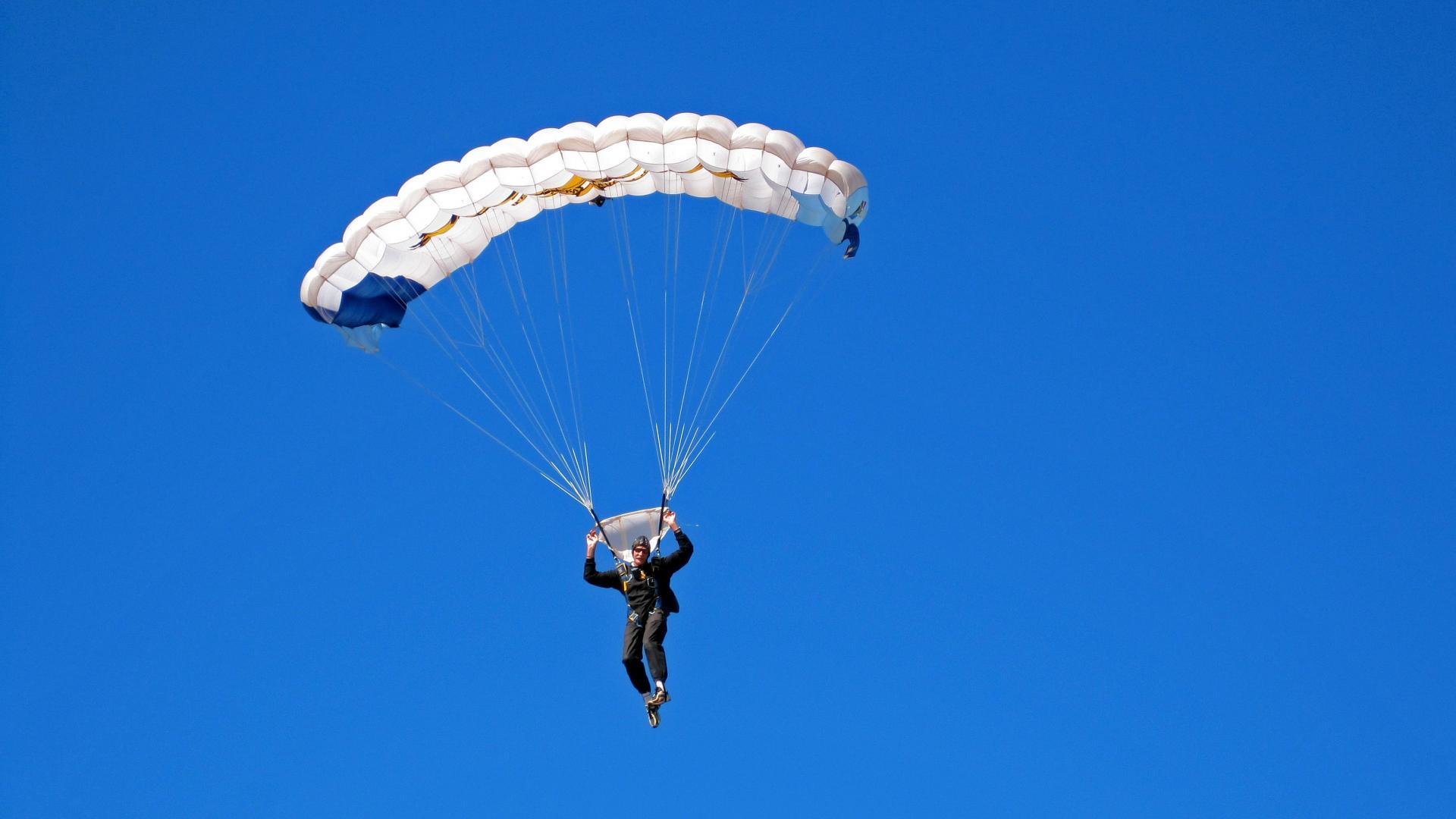 F1新赛季揭幕战之夜，西亚卡姆展现巨星价值